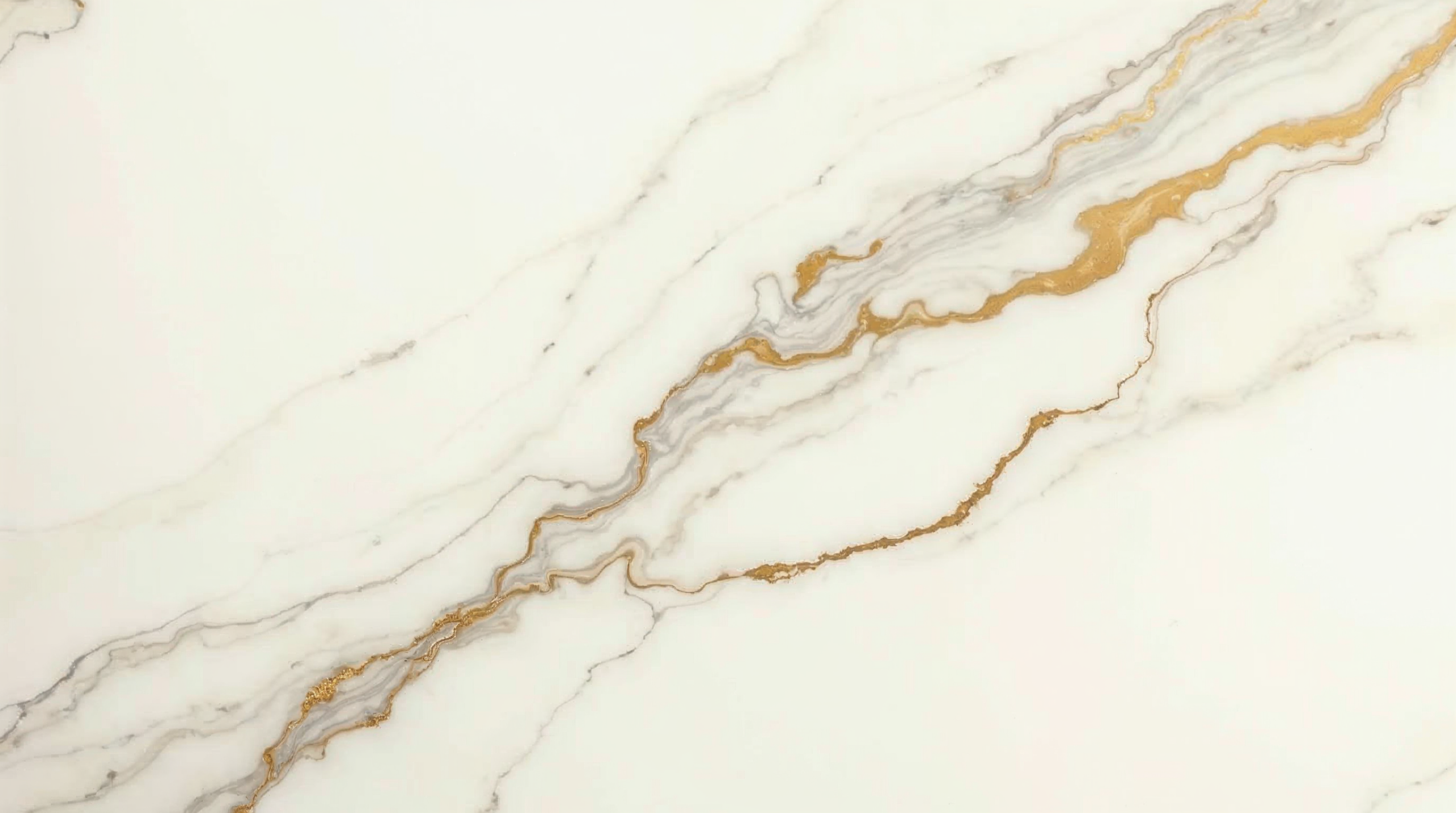 Calacatta Marmor-Optik mit goldener Maserung auf weissem Hintergrund