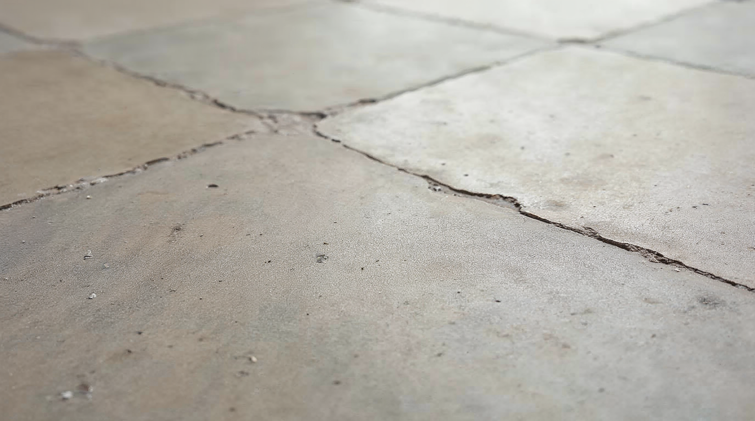 Close-up der Textur einer Beton-Optik-Fliese