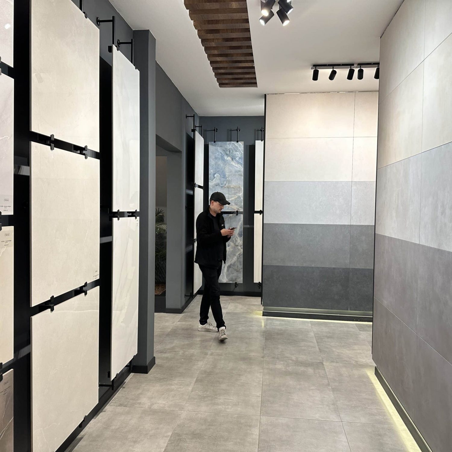 Beton und Zement Optik Fliesen sorgen für eine ruhige und einladende Atmosphäre im Badezimmer. Durch das Format der Fliese wirken die Räume wesentlich größer.